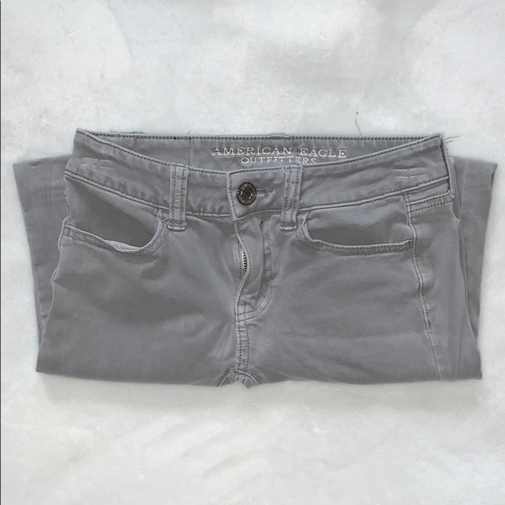 LIGHT GREY AE SKINNY JEANS